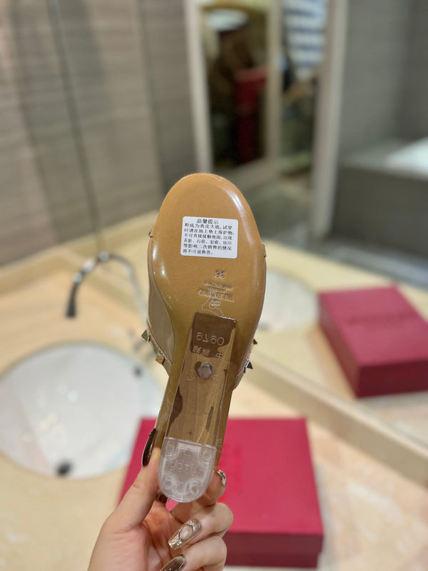 SANDALI ROCKSTUD MULE CON TACCO TRASPARENTE IN VITELLO MARRONE SABBIA