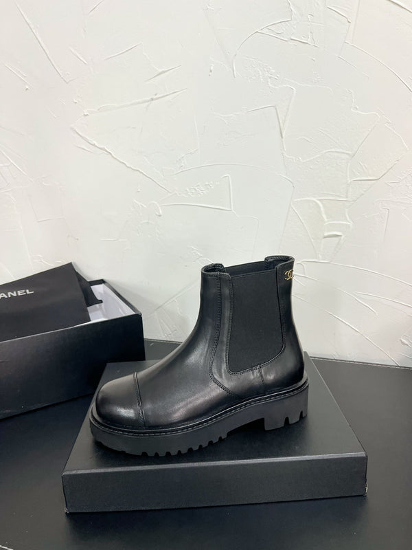 CC Chelsea Ankle Boots In Black Cowhide 949682