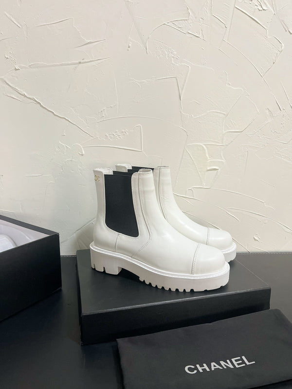 CC Chelsea Ankle Boots In White Cowhide 949684