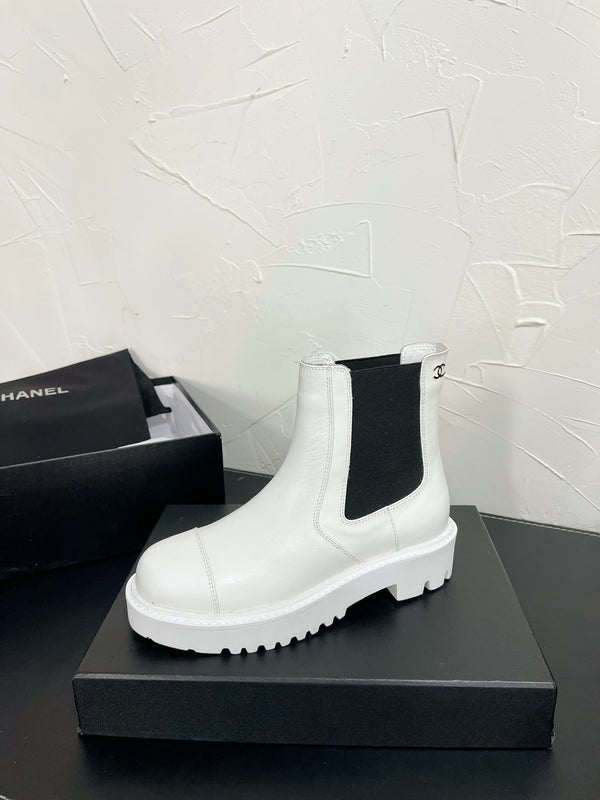 CC Chelsea Ankle Boots In White Cowhide 949684