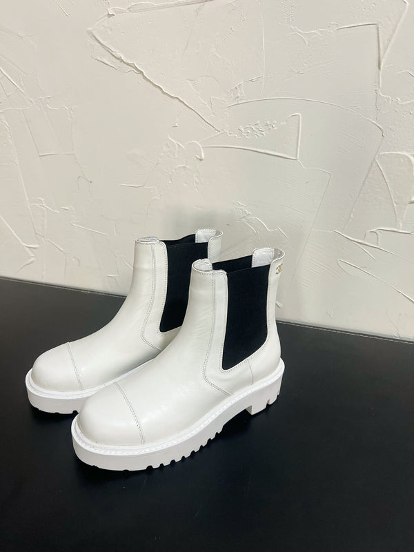 CC Chelsea Ankle Boots In White Cowhide 949684