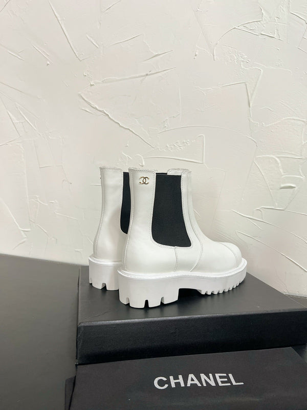 CC Chelsea Ankle Boots In White Cowhide 949684