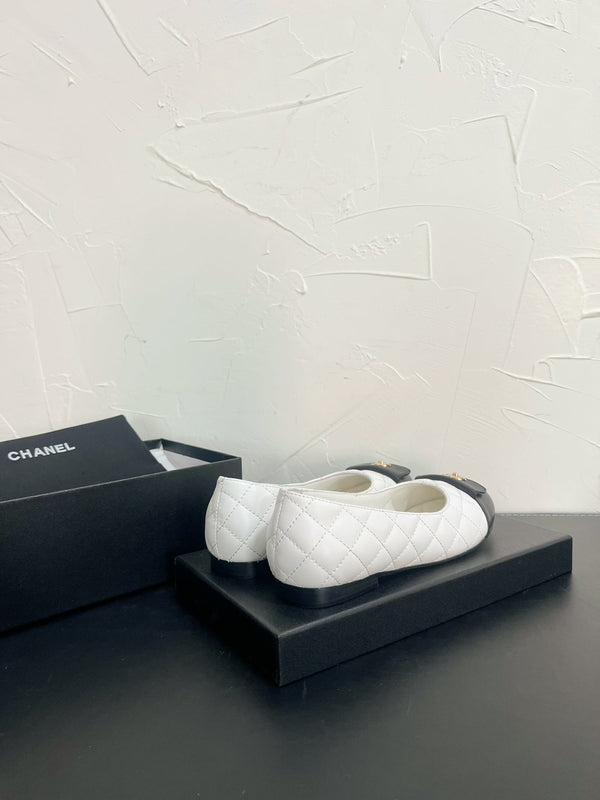 CC Ballet Flats In White Mix Black Quilted Lambskin 949711