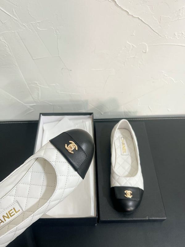 CC Ballet Flats In White Mix Black Quilted Lambskin 949711