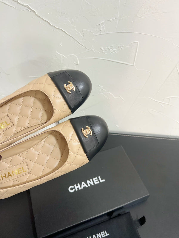 CC Ballet Flats In Beige Mix Black Quilted Lambskin 949713