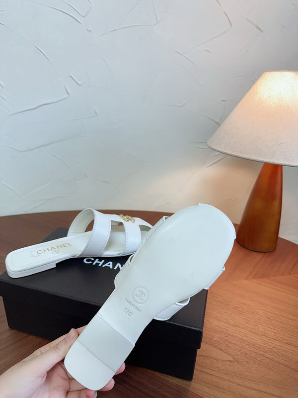 CC 26s Slipper White Lambskin 827260