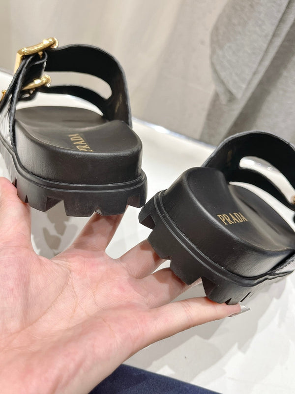 SANDALI CIABATTE CON CINTURINO E MOTIVO COCCODRILLO PRA IN PELLE DI VITELLO NERA E LAPIS