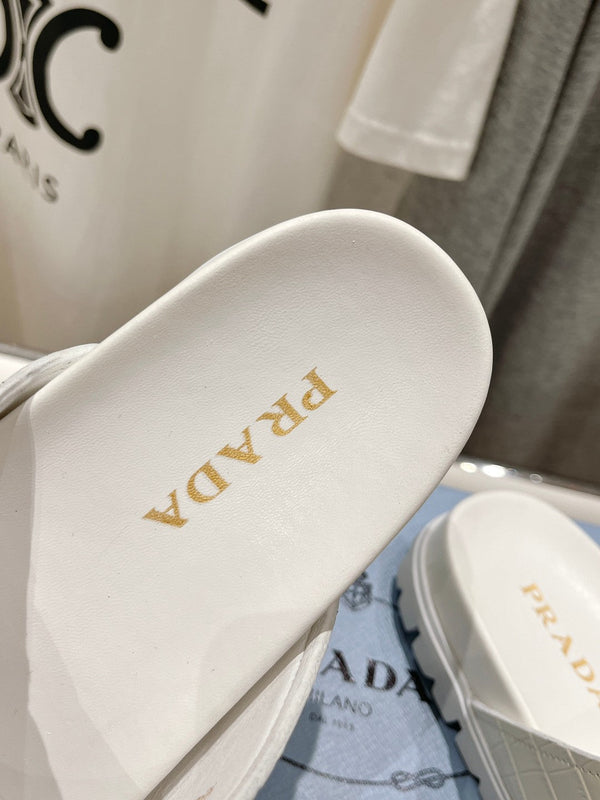 SANDALI CIABATTE CON CINTURINO E MOTIVO COCCODRILLO PRA IN PELLE DI VITELLO BIANCA