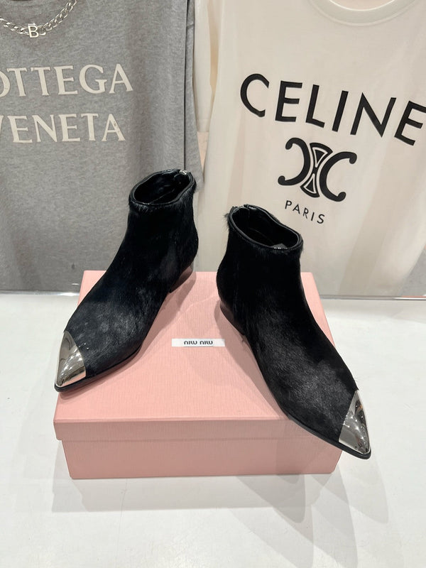 Stivaletti Miu in pelle di pecora nera