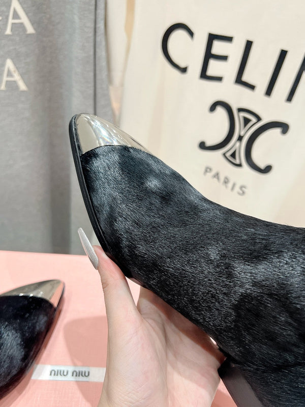 Stivaletti Miu in pelle di pecora nera