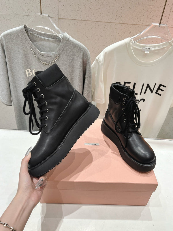 Stivali Miu con lacci in pelle di vitello cerata nera