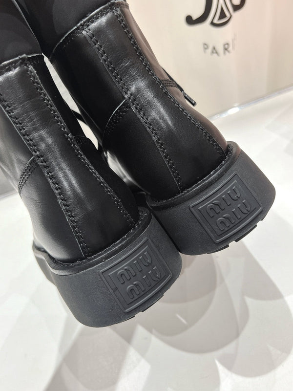 Stivali Miu con lacci in pelle di vitello cerata nera