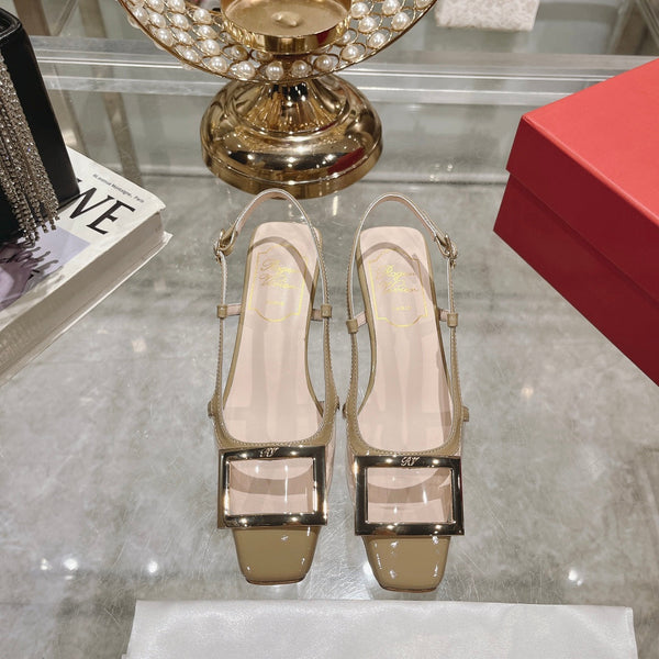 Belle Viv - Décolleté con cinturino posteriore e fibbia in metallo, 45, in pelle verniciata color cammello trasparente