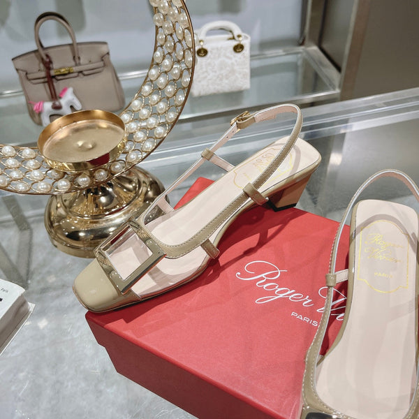 Belle Viv - Décolleté con cinturino posteriore e fibbia in metallo, 45, in pelle verniciata color cammello trasparente