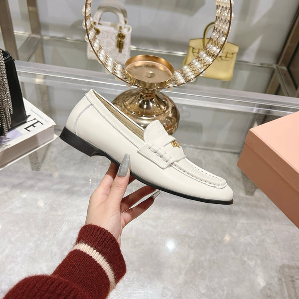 Mocassini Miu 25C in pelle di vacchetta bianca 235304