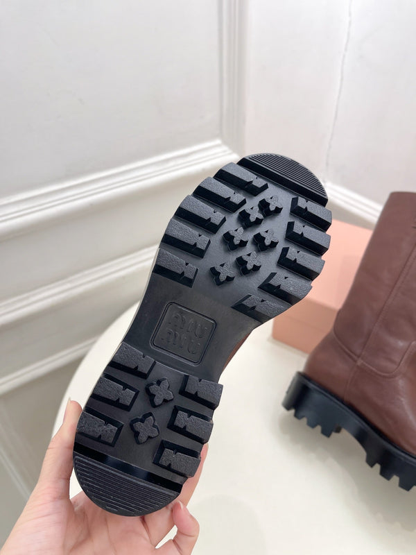 Stivali corti Miu in pelle di vitello marrone rosa scuro