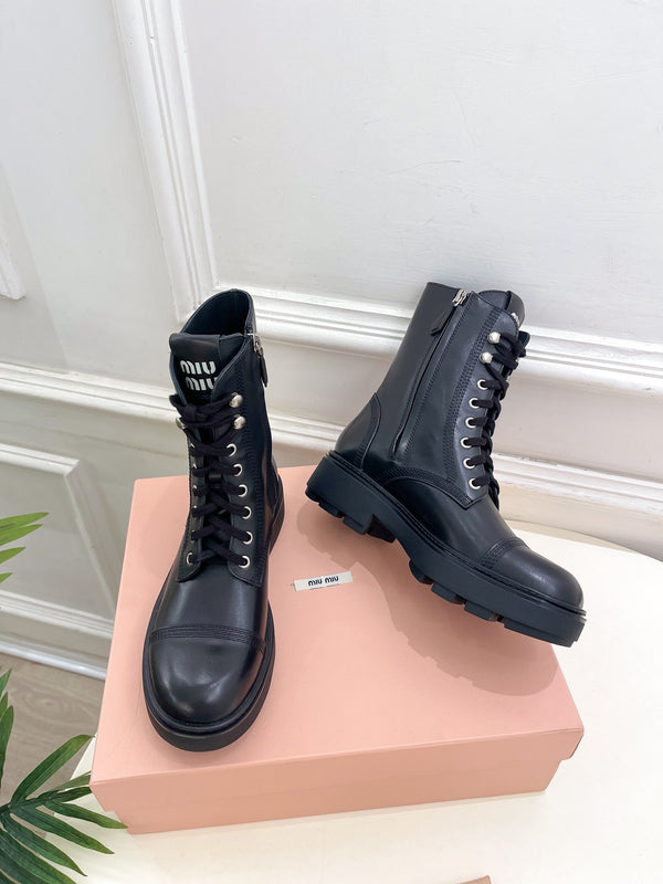 Stivaletti Miu con lacci in pelle di vitello nera