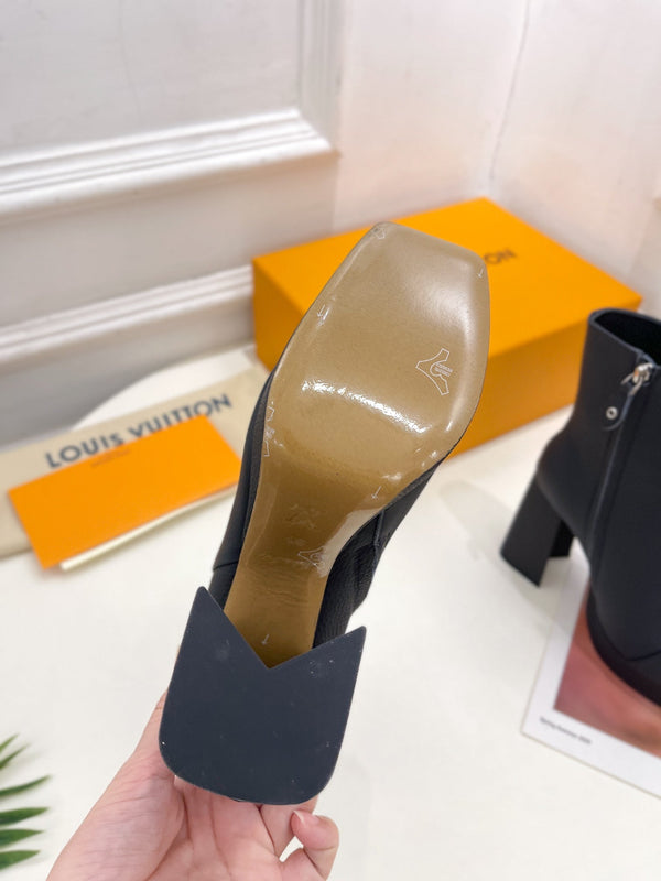 ANKLE BOOTS BLOCK HEEL 9 CM IN BLACK PEPPLE CALFSKIN