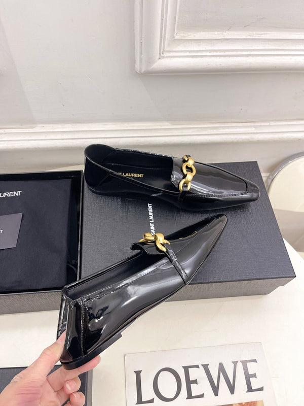 FLAT LOAFERS WITH GOLD CHAIN IN BLACK GLOSSY CALFSKIN