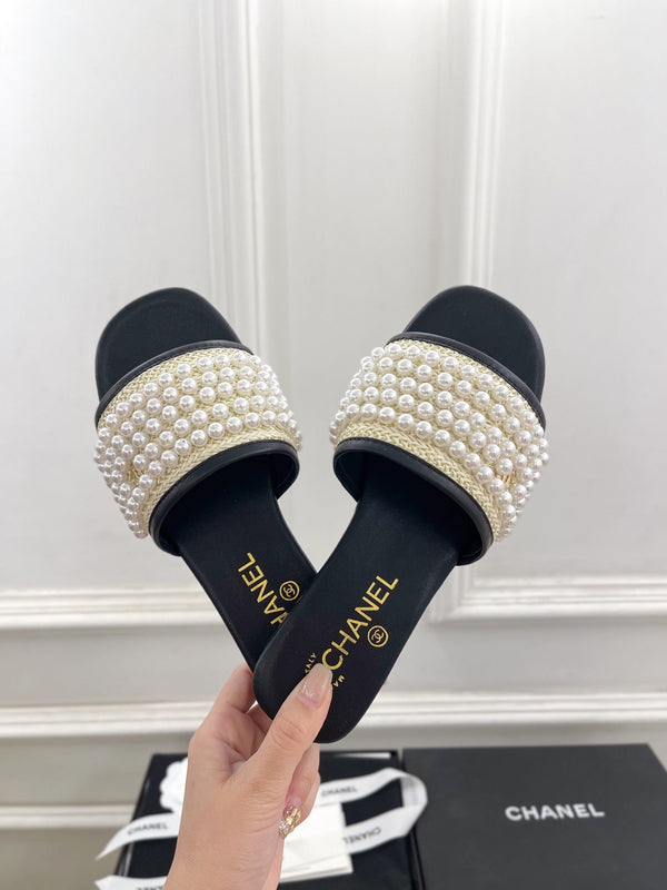 CC Flat Sandal In White Mix Black Calfskin