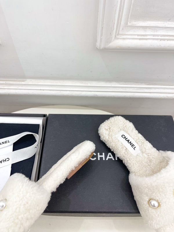 CC 25K Double C Pearl Fur Slippers White Shearing 587001