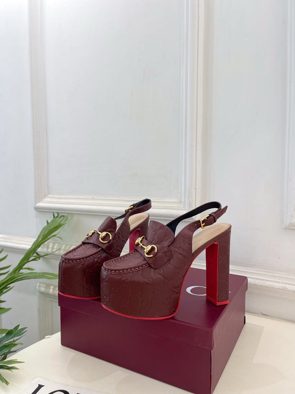 Mocassins à plateforme slingback GG Horsebit en cuir embossé bordeaux 640260