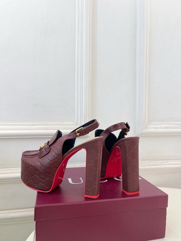 Mocassins à plateforme slingback GG Horsebit en cuir embossé bordeaux 640260