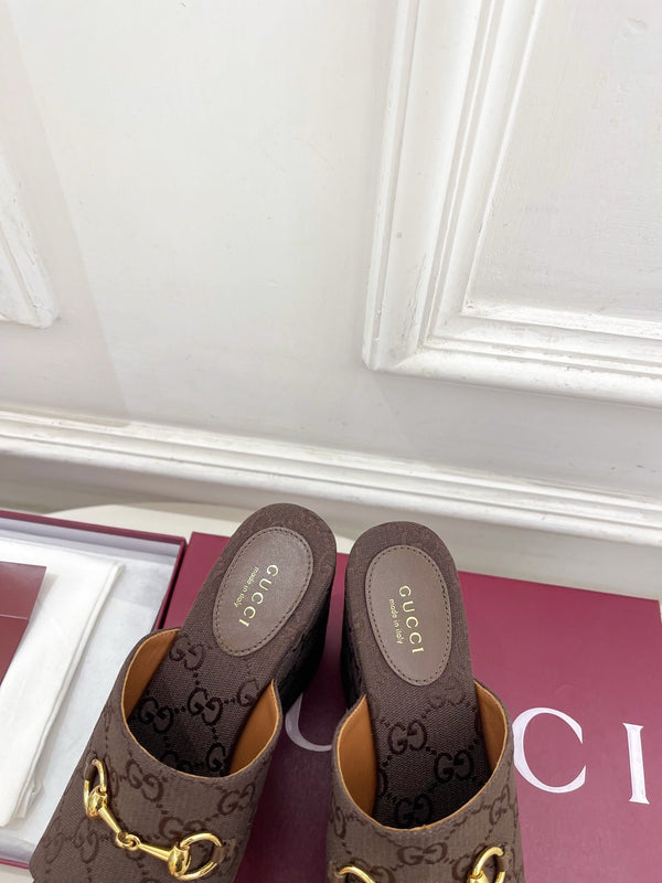 GC Sandales compensées à mors en toile marron foncé 640274