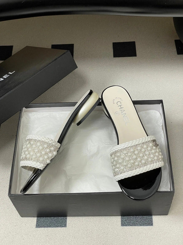 CC 26s Pearl Flat Sandals White Patent Leather 649542