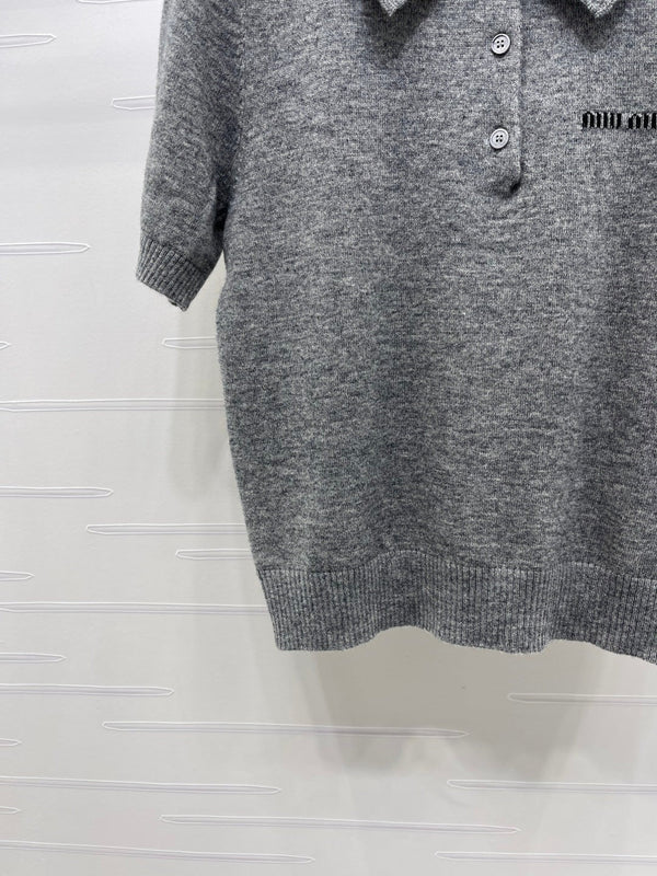 Miumiu 2026 T-shirt en maille à col claudine et manches courtes en laine gris et bleu marine