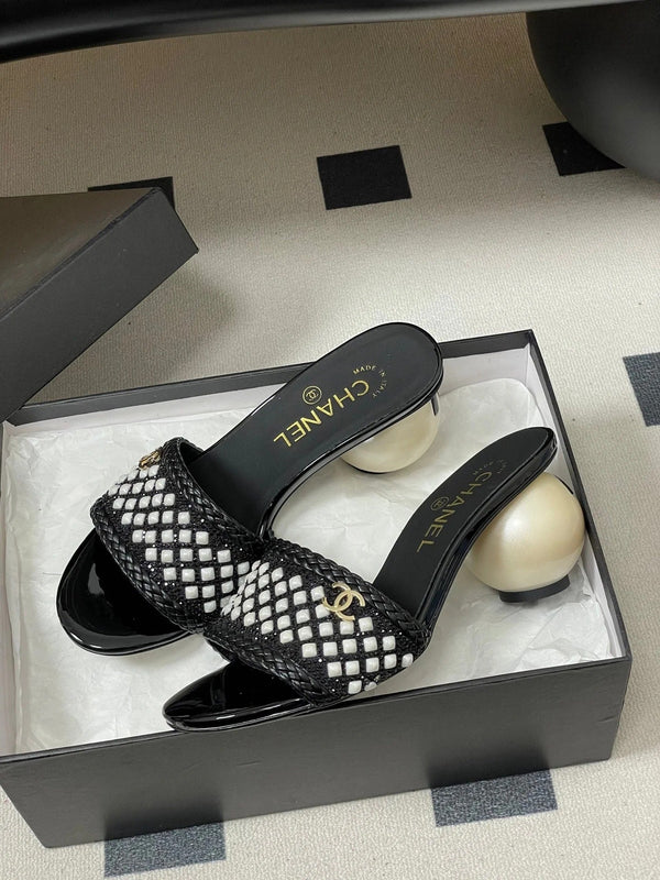 CC 26s Pearl Sandals 70 Black Patent Leather 649540