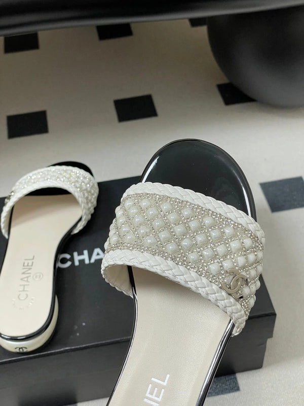 CC 26s Pearl Flat Sandals White Patent Leather 649542