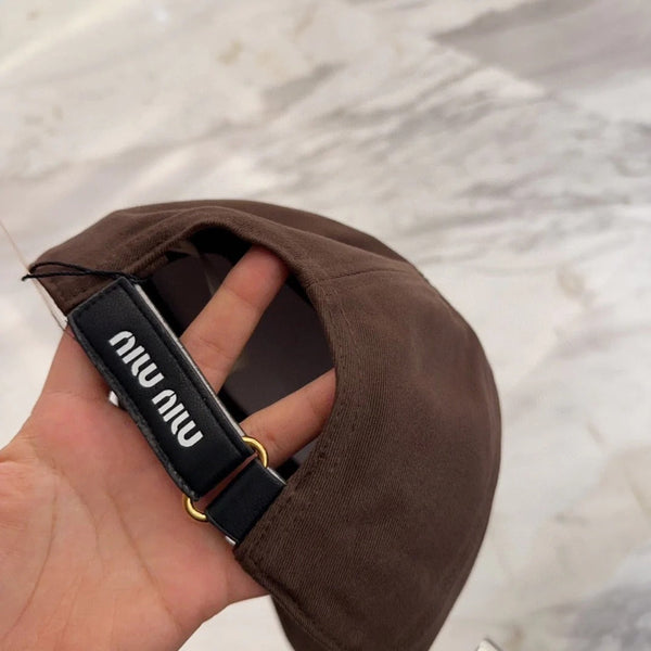 CAPPELLINO DA BASEBALL MM IN TESSUTO MARRONE SCURO CON LOGO RICAMATO STILE 7