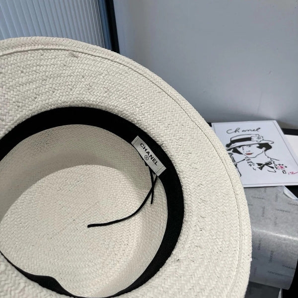 FLAT STRAW HAT WHITE FLOWER ATTACHMENT 673931