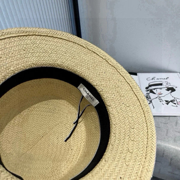 FLAT STRAW HAT IVORY FLOWER ATTACHMENT 673932