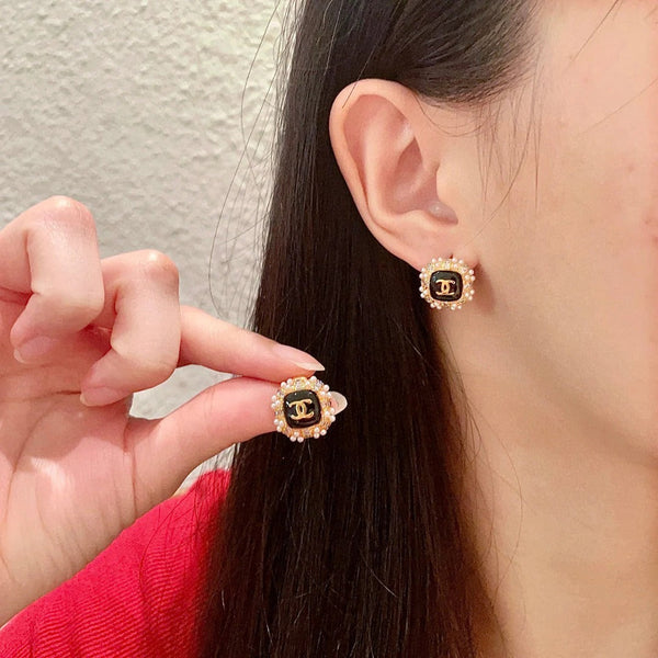 STUD EARRINGS SQUARE DOUBLE C IN GOLD METAL WHITE PEARL BLACK ENAMEL