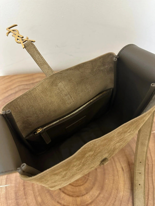 LE 5 À 7 PETIT SAC SUPPLE EN DAIM BRUN CACAHUÈTE DE 22 POUCES