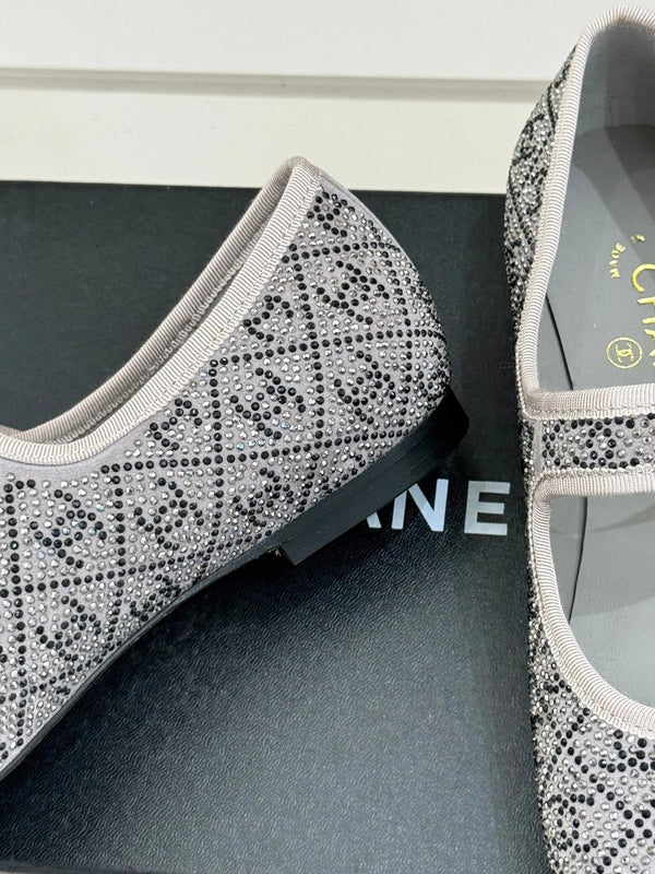 CC Flat Mary Jane 25ss in grigio decorato con strass
