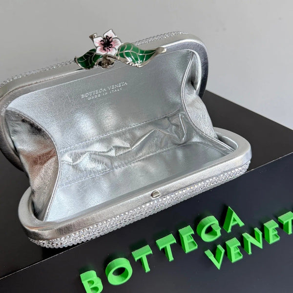 Bottega Veneta 2026 pochette ornée de nœuds 19cm, minaudière en cuir et cristaux argentés