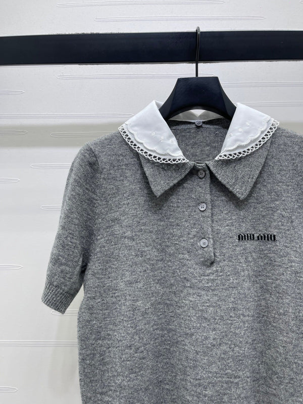 Miumiu 2026 T-shirt en maille à col claudine et manches courtes en laine gris et bleu marine