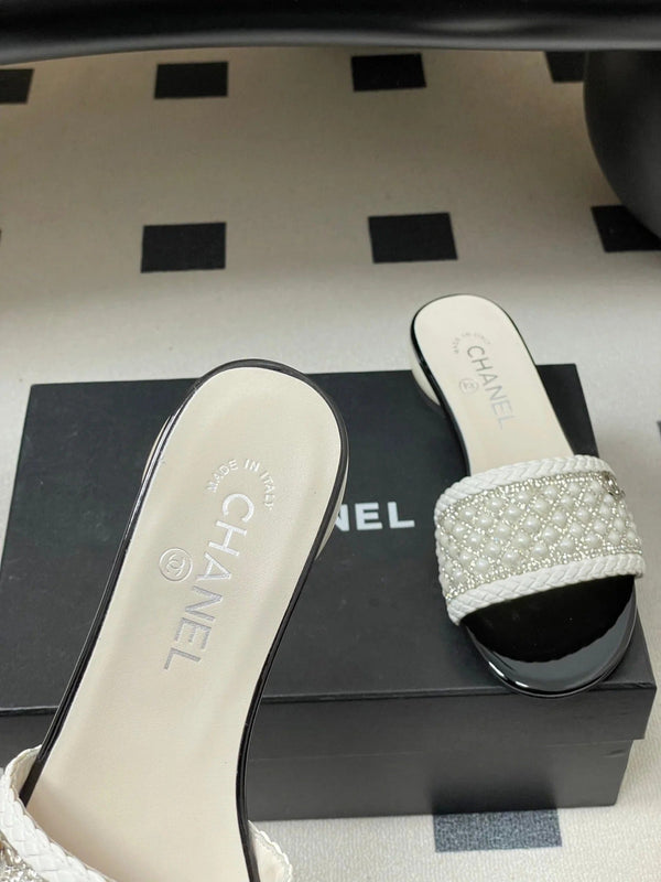 CC 26s Pearl Flat Sandals White Patent Leather 649542