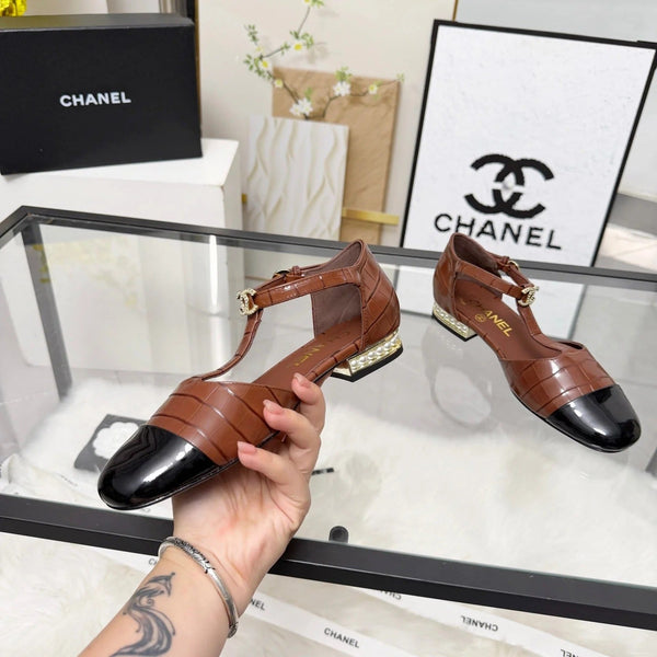 CC 26s Flat Sandals Brown Black Cowhide Patent Leather 183572