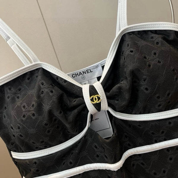 Completo costume da bagno bikini CC con finiture nere e bianche 594785