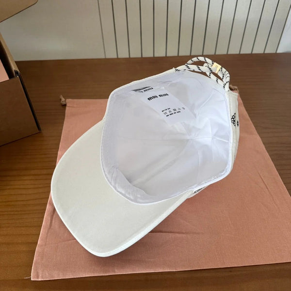 CAPPELLINO DA BASEBALL MM BIANCO CON MOTIVO RICAMATO BIANCO