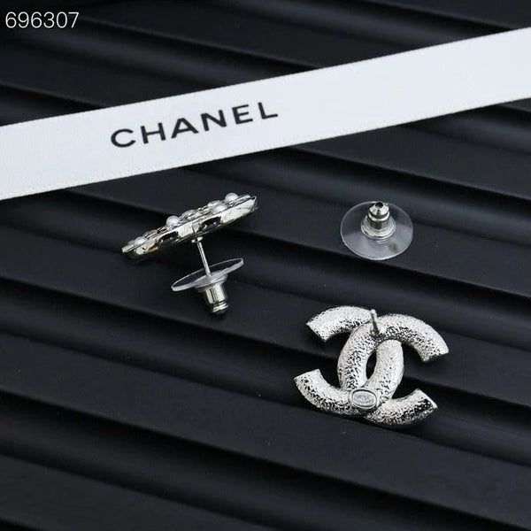 STUD EARRINGS IN SILVER METAL PEARLY WHITE AND CRYSTAL