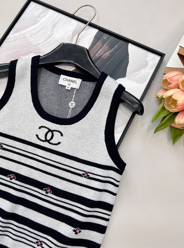 Chanel 2026 Gilet en maille rayée noir blanc laine nylon