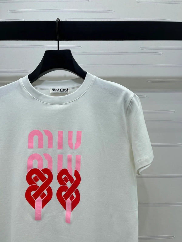 T-shirt Miumiu 2026 en coton rouge et blanc à manches courtes et col rond avec lettres