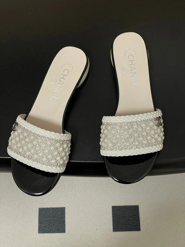 CC 26s Pearl Flat Sandals White Patent Leather 649542