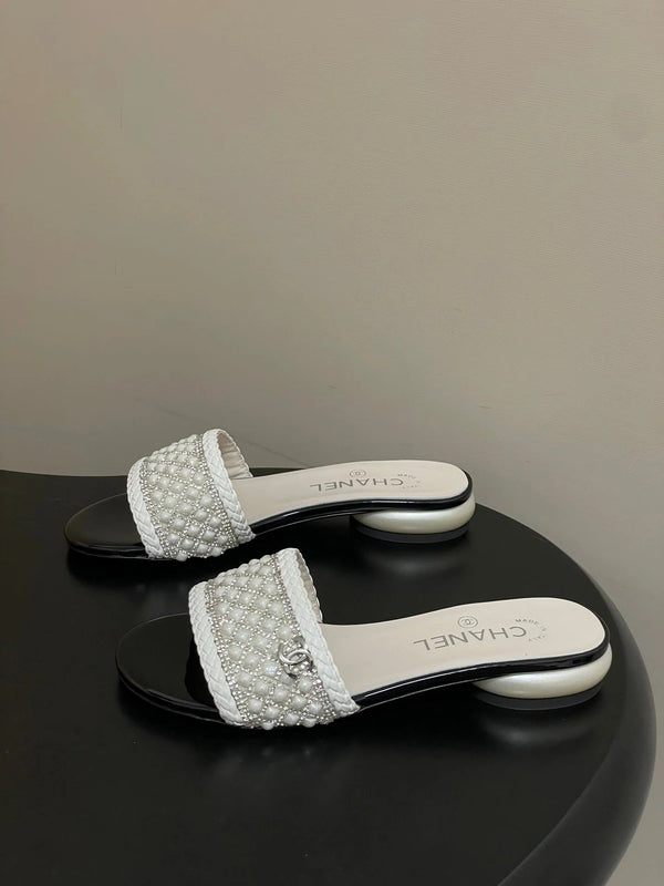 CC 26s Pearl Flat Sandals White Patent Leather 649542