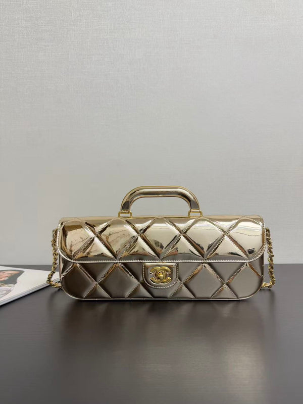 Sac à rabat Chanel avec poignée supérieure en veau miroir métallique et métal doré